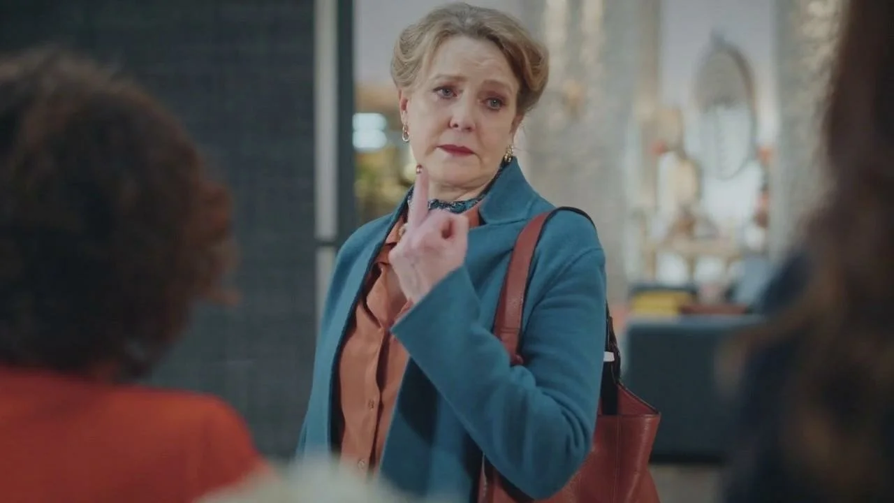 Plus belle la vie Indiscrétion : Le départ en grande pompe de la mamie Castel