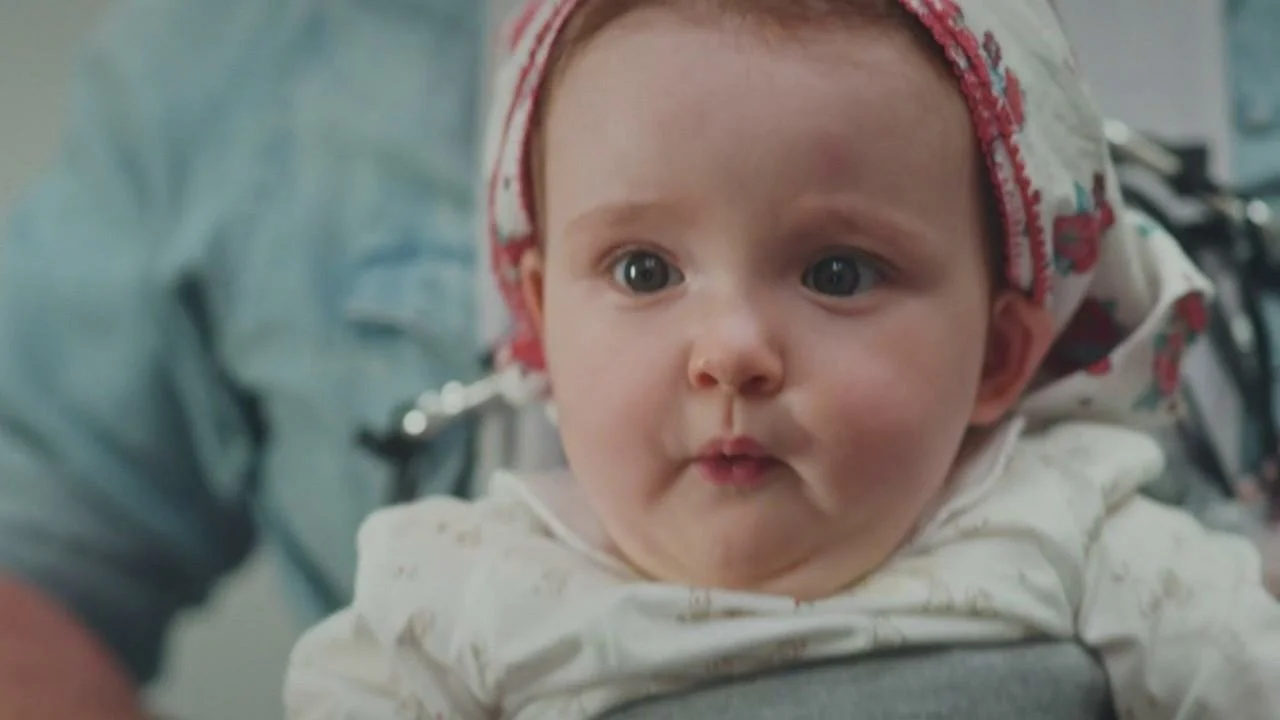 Plus belle la vie Indiscrétion : Les bébés renversent le commissariat