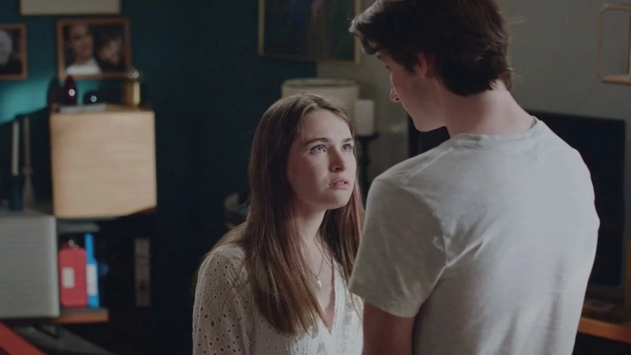 Plus belle la vie Indiscrétion : Lola montre sa robe de bal à Noé...