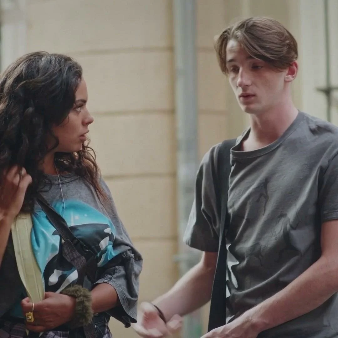 Plus belle la vie Indiscrétion : Noé et Betty, humiliés sur la place du Mistral