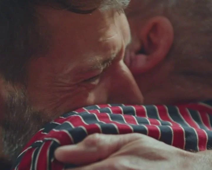 Plus belle la vie Indiscrétion : Thomas et Roland dans les bras l'un de l'autre !