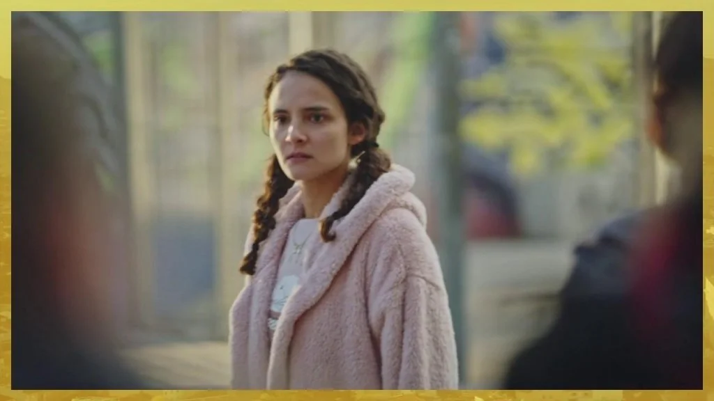 Plus belle la vie Indiscrétion : Une jeune fille qui lui ressemble beaucoup cherche Emma