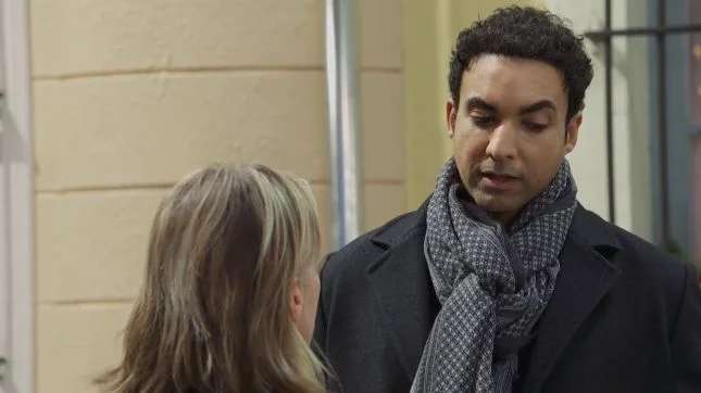 Riva, très chic avec son étole ! look du jour