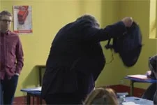 Rochat trouve une bombe dans le sac de Tom !