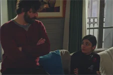 Sabrina apprend à Estelle et Maxime que Jerry s’est retrouvé à la rue à cause de son frère !