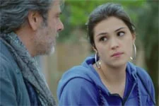 Sacha interroge Alison sur les pickpockets de Marseille