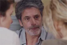 Sacha prépare un article sur les violences conjugales dont a été victime Hélène