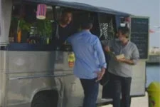 Sacha révèle à Vincent et Patrick que Michaël est un gros dragueur