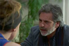 Sacha tente de convaincre Olga de porter plainte contre son mac