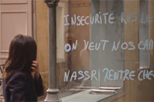 Samia découvre que sa vitrine a été vandalisée !