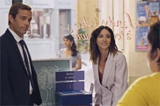 Samia et Hadrien mettent en place une boîte aux lettres à idées sous le regard de Claire