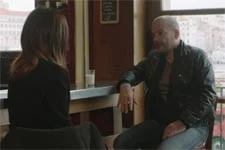 Samia et Jean-Paul tentent de trouver une solution pour leur appartement commun