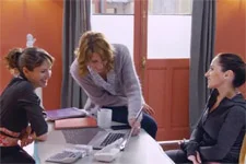 Samia présente son nouveau projet à Estelle et Barbara