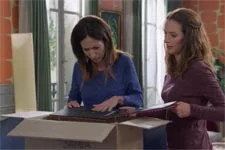 Samia remarque que Jean-Paul lui a volé des photos de famille !