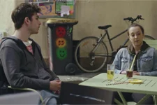 Samia vient en aide à une amie de Théo