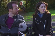 Samir s’apprête à kidnapper Lucie au parc !