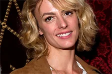 Sara Mortensen (Coralie) regarde-t-elle Plus belle la vie depuis son départ ?