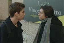 Théo avoue à Tom que Coralie est sa belle-mère