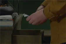 Théo surprend Antoine qui vole de l?argent !