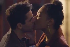 Thérèse embrasse le Capitaine Delfino par surprise !