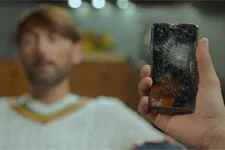 Thérèse se demande qui a cassé son portable