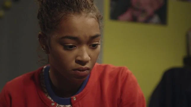 Thérèse, sublime en cardigan rouge ! look du jour