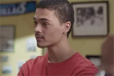 Thomas apprend aux parents de Gabriel que Baptiste est père au foyer