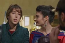 Thomas est soulagé de revoir Barbara au Bar du Mistral