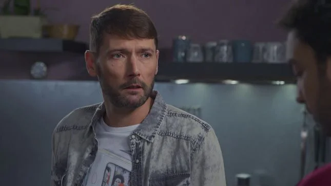 Thomas, moderne en chemise en jean délavée ! look du jour