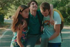 Tom se fait mal à la jambe