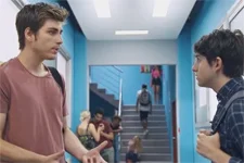 Tom se lamente de ne pas pouvoir vivre son amour au grand jour avec Eddy