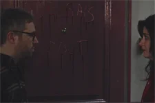 Un message inquiétant est inscrit sur la porte de la coloc !