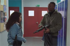 Valère fait une blague flippante à Mila !