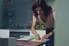 Victoire fouille dans un dossier d’Eric au commissariat !