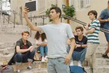 Victor prend un selfie qui devrait lui porter chance mais…