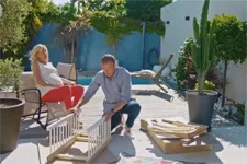 Vincent aide Céline à monter le berceau de son futur bébé