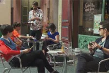 Zoé se prépare pour un concert sur la place du Mistral