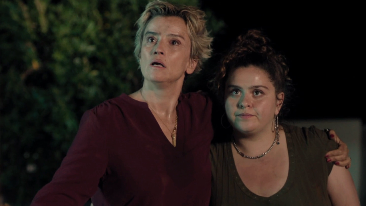 Plus belle la vie : Thomas surprend Vanessa et Ophélie en train de creuser dans le jardin, la vérité sur le point d'éclater ?