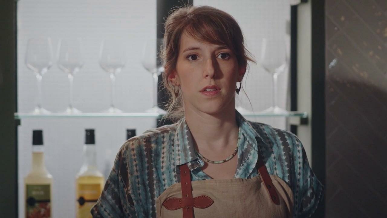 Plus belle la vie Indiscrétion : Barbara noie son chagrin dans le travail