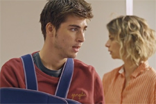 Théo remet en place ses camarades qui se moquent de son couple avec Coralie !