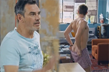 Patrick tombe sur Kévin en plein strip-tease chez lui !