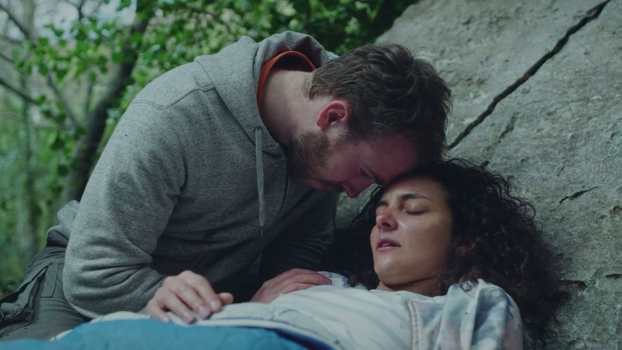 Plus belle la vie Indiscrétion : Camille et Kévin tombent dans les bras l'un de l'autre