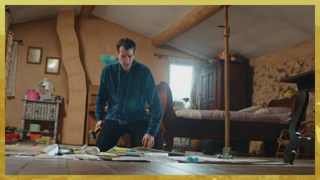 Plus belle la vie Indiscrétion : L...horreur - Jacob prépare la chambre d’un enfant...