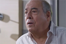 Roland souffre de l’absence de Mirta et ne comprend pas pourquoi elle a pris un nouveau job !