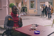 Mouss cherche un moyen d’engager le dialogue avec Mila