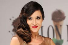 Fabienne Carat (Samia) ultra sexy au Salon du Chocolat
