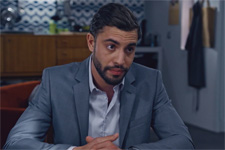 Abdel apprend à Baptiste qu’il a été retiré à sa famille d’accueil pour suspicion de maltraitance