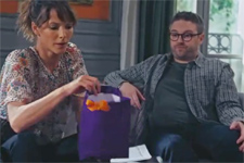 Nathan offre un CADEAU à Estelle !