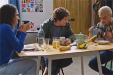 Emma n’est pas ravie de voir Jordan s’incruster chez elle !