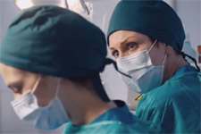 Léa force Babeth à sortir du bloc pendant l’opération de Luna !